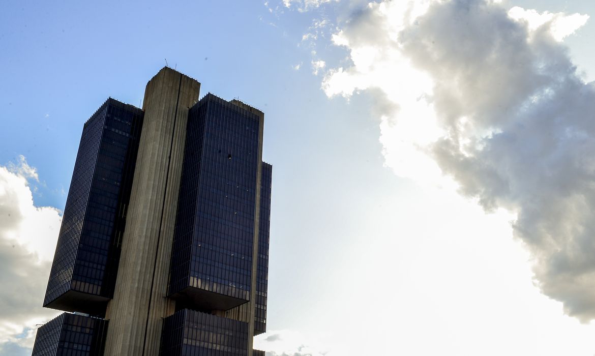 Atividade econômica tem queda de 0,77% em agosto