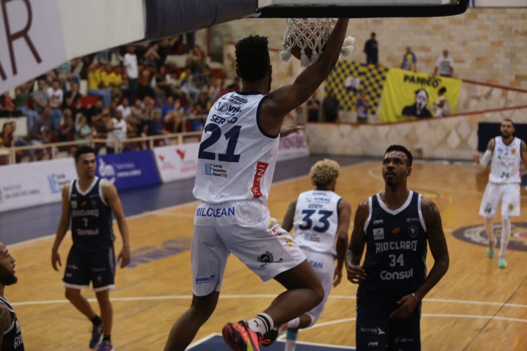 Jogadores de São José e Rio Claro em disputa pelo paulista de basquete masculino