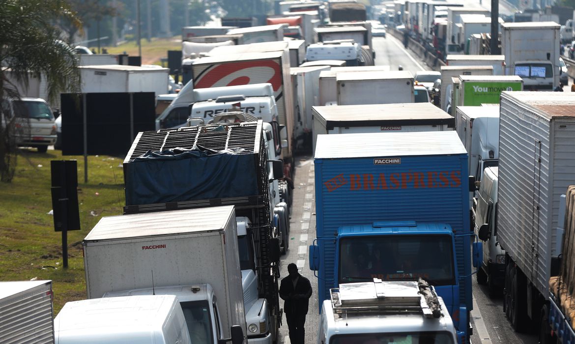 Foto de bloqueio de caminhoneiros em protesto em São Paulo. Termina nesta segunda-feira (12) prazo para inscrição para o auxílio caminhoneiro