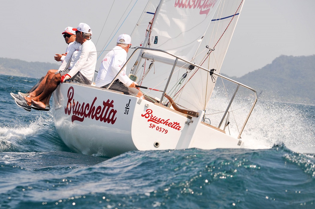 Foto do barco de Ubatuba que conquistou Bicampeonato Brasileiro de Vela em angra dos Reis