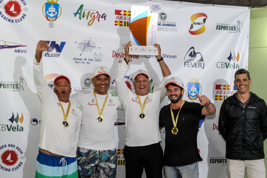 Equipe do Cruschetta, barco de Ubatuba que venceu o campeonato brasileiro de vela em angra dos Reis