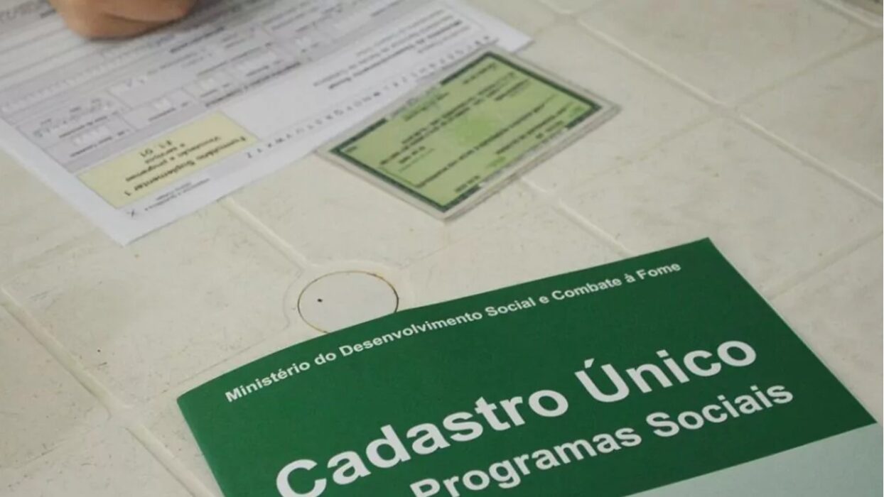 Foto de documentos e ficha do CadÚnico. Prefeitura de SJC atualiza cadastro de famílias do Jardim Majestic Prazo para atualização de informações no Cadastro Único é prorrogado