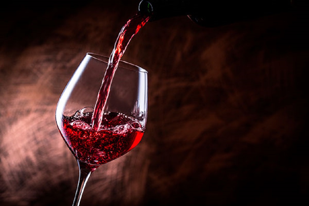 Taça sendo enchida com vinho. Tema da estabilidade econômica, pauta do CBN Economia