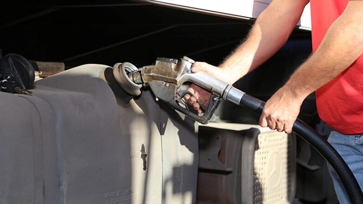 Motorista abastecendo tanque de caminhão. Petrobras anuncia redução de R$ 0,30 no preço do diesel diesel