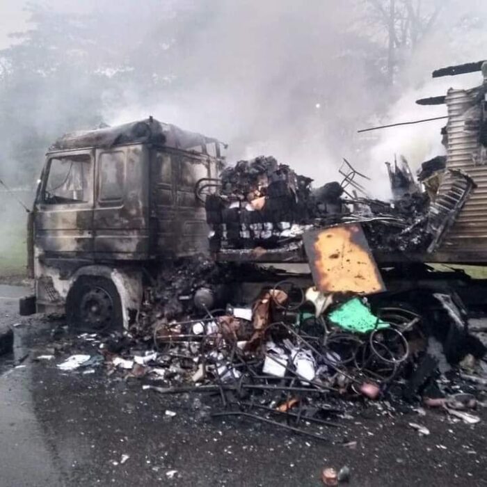 Carreta em Chamas na Via Dutra em Taubaté