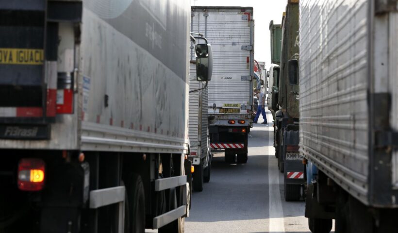 Foto de Paralização de caminhoneiros na Rodovia Presidente Dutra. Prazo para autodeclaração de caminhoneiros é prorrogado para dia 12