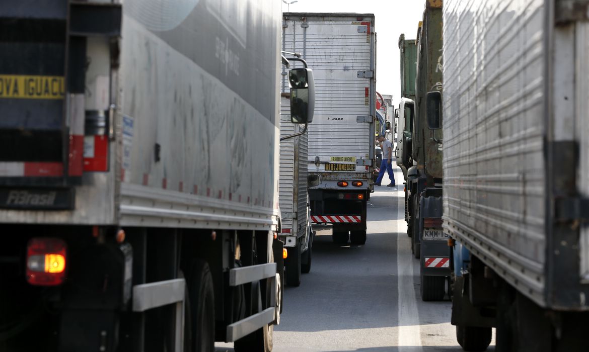 Foto de Paralização de caminhoneiros na Rodovia Presidente Dutra. Prazo para autodeclaração de caminhoneiros é prorrogado para dia 12