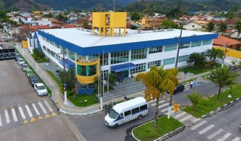 Prédio da prefeitura de Caraguatatuba que abriu 243 vagas temporárias na área da educação
