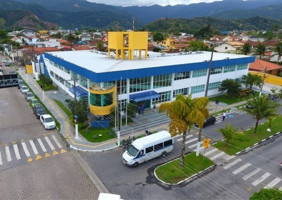 Prédio da prefeitura de Caraguatatuba que abriu 243 vagas temporárias na área da educação