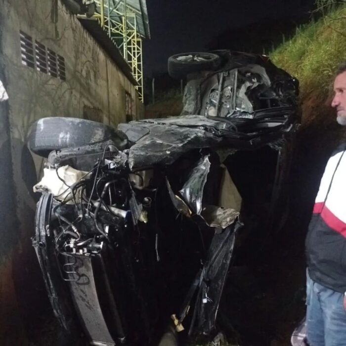 Carro colide em residência de caseiro em Taubaté