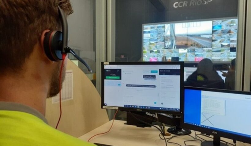 Funcionário em frente a tela de computador na CCR. CCR RioSp contrata pessoas com deficiência
