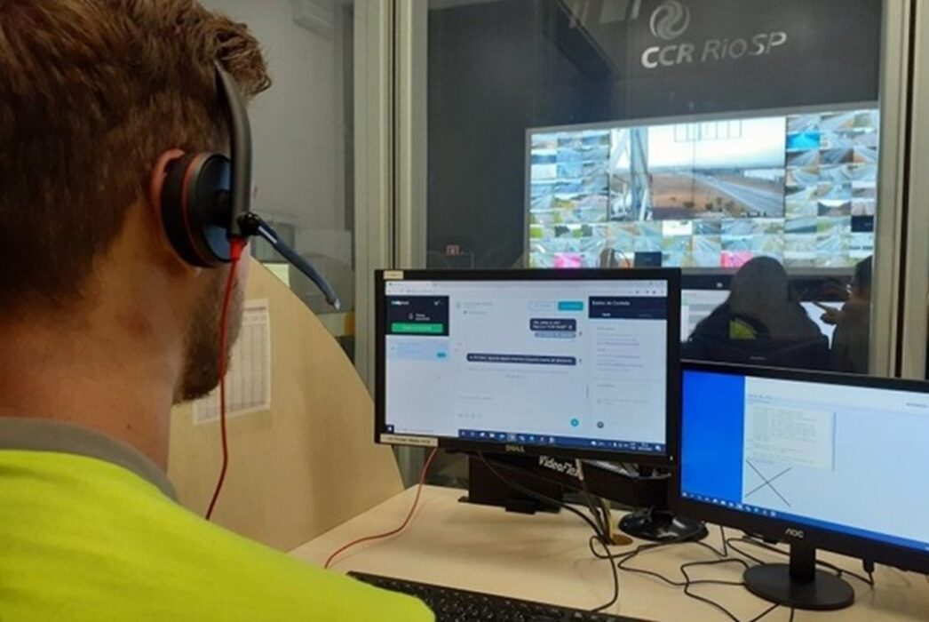 Funcionário em frente a tela de computador na CCR. CCR RioSp contrata pessoas com deficiência