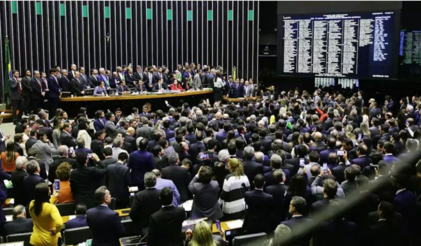 imagem mostra deputados na camara em dia de votacao; pec da transicao é promulgada pelo congresso