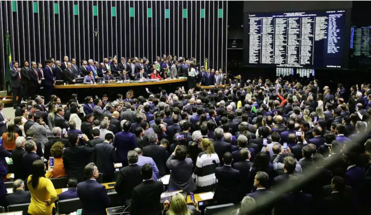 imagem mostra deputados na camara em dia de votacao; pec da transicao é promulgada pelo congresso