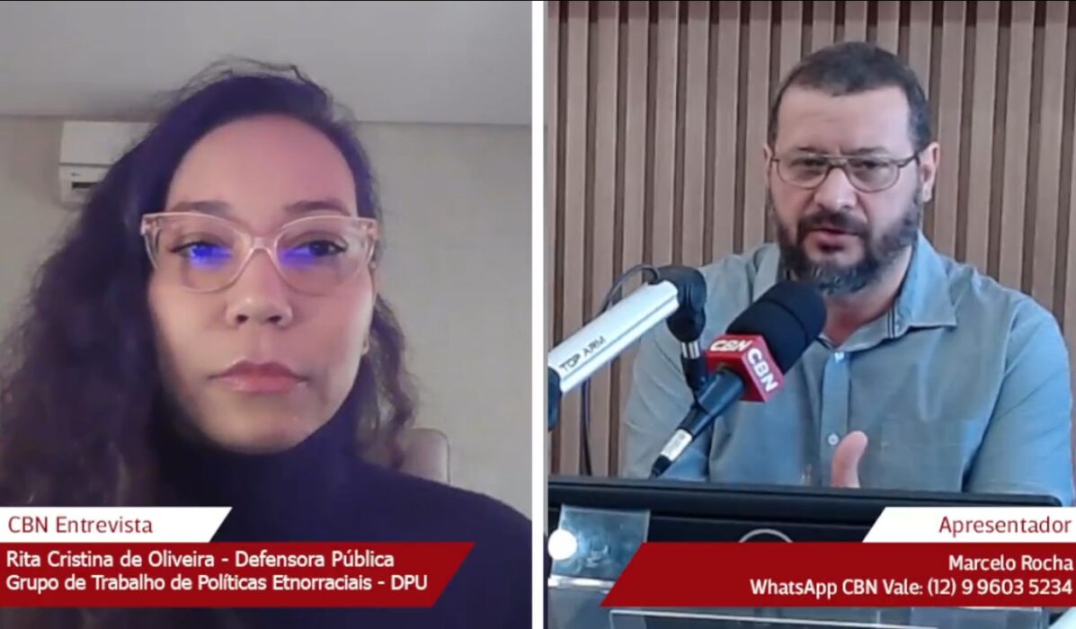 Rita Cristina de Oliveira, defensora pública federal, sendo entrevistada por Marcelo Rocha, CBN Vale, sobre pesquisa que analisa a implementação da lei de cotas nas universidades federais