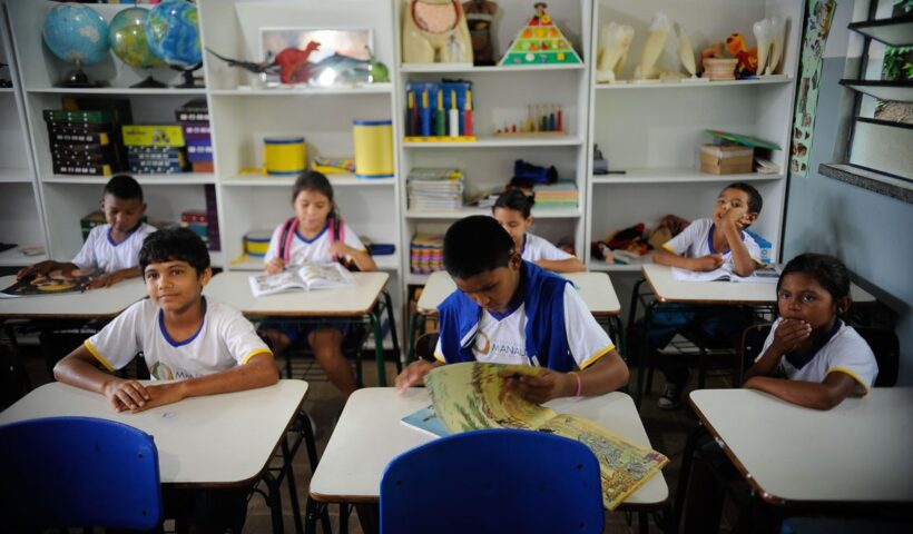 Crianças em Sala de Aula. Em meio a pandemia, aprendizagem cai nas escolas do país