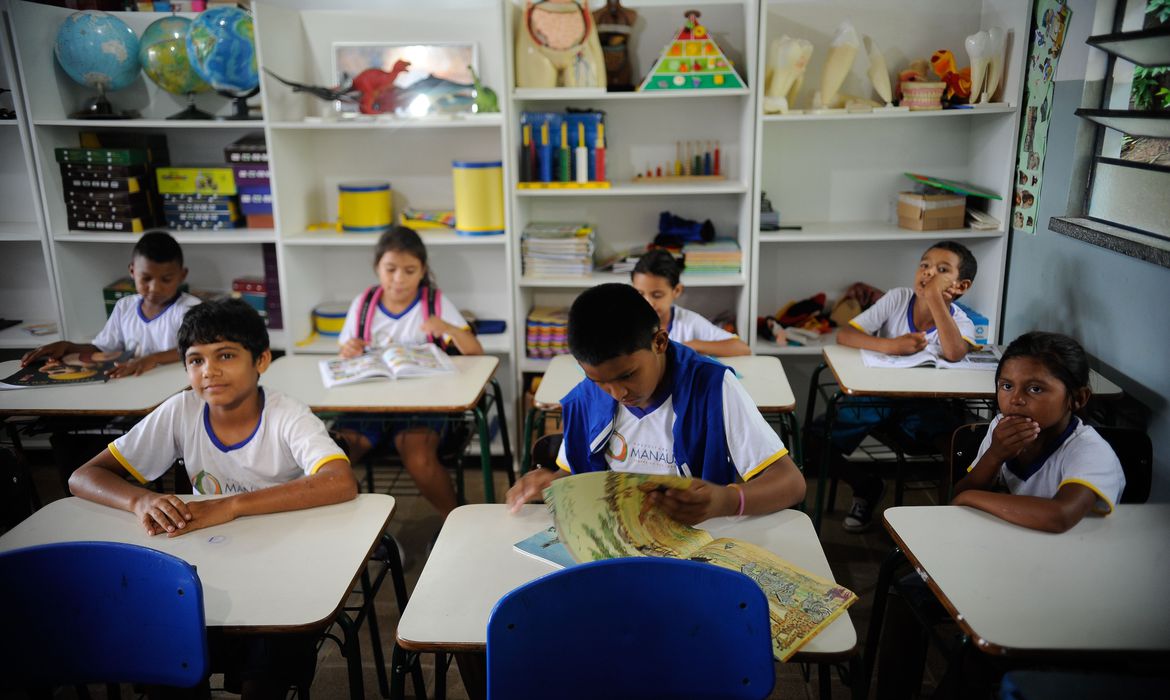 Crianças em Sala de Aula. Em meio a pandemia, aprendizagem cai nas escolas do país