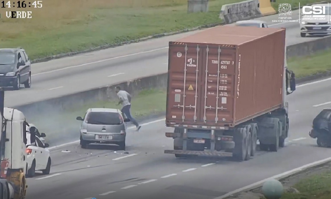 Suspeito corre a pé cruzando a Via dutra em SJC, após perseguição policial