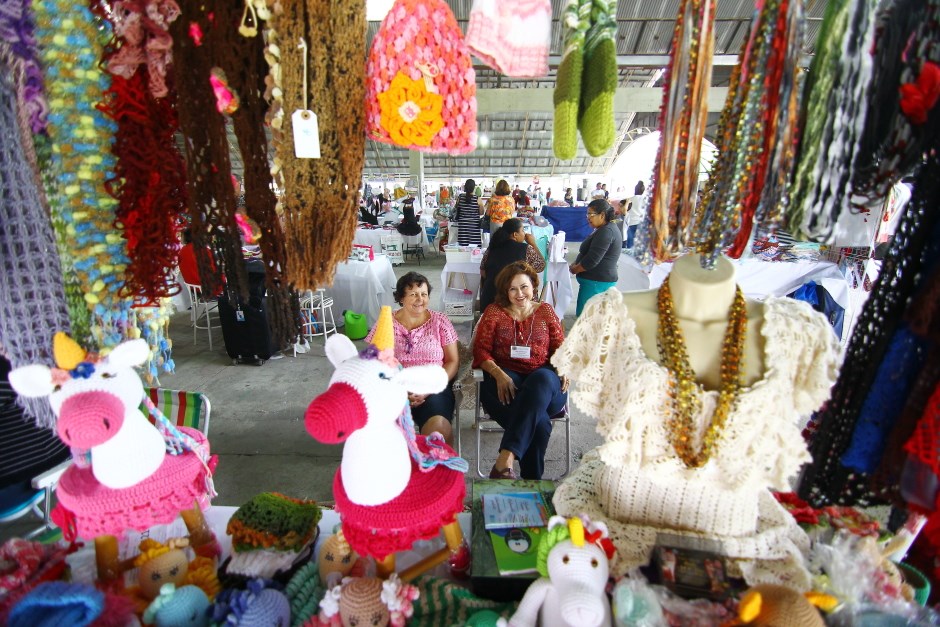 Foto de estande com duas artesãs de sjc. Ceagesp em Flor abre inscrições para o evento