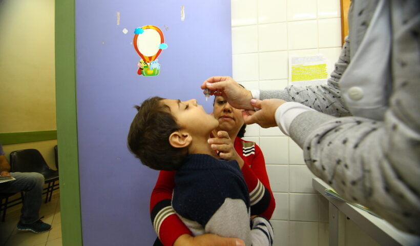 Criança sendo vacinada com a gotinha contra a Polio. Cidade conta com novo posto de vacinação