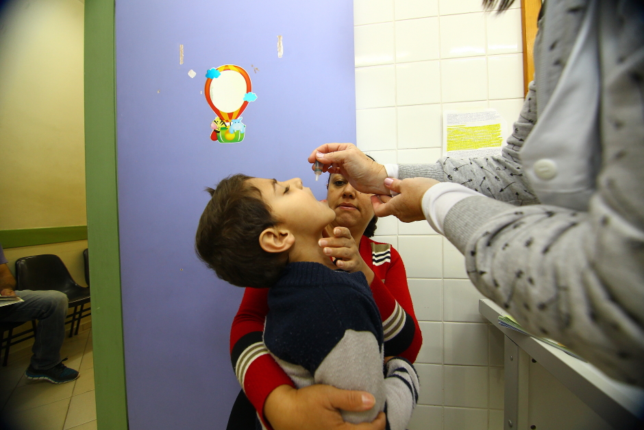 Criança sendo vacinada com a gotinha contra a Polio. Cidade conta com novo posto de vacinação