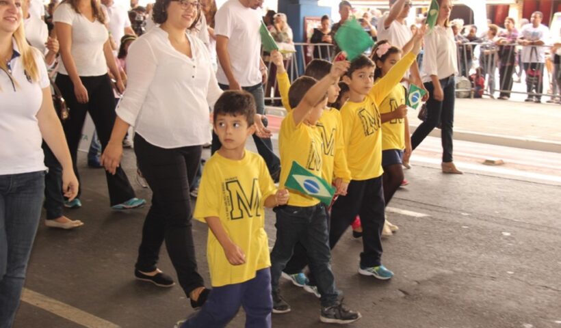 Crianças e pais no desfile cívico no feriado de 7 de setembro