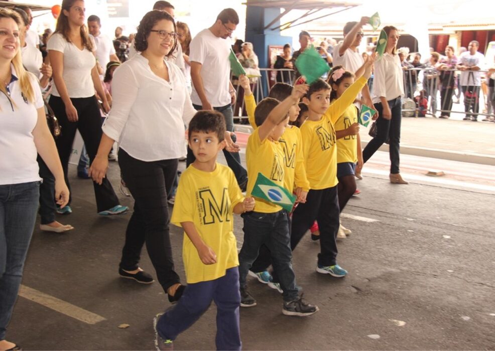 Crianças e pais no desfile cívico no feriado de 7 de setembro