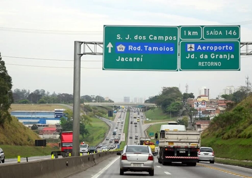 Veículos na via dutra. Destaque para acidente entre caminhões