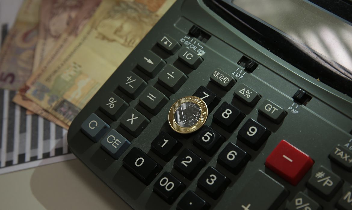 Economia, Moeda Real,Dinheiro, Calculadora Atividade econômica cresce 0,6% em julho, diz FGV