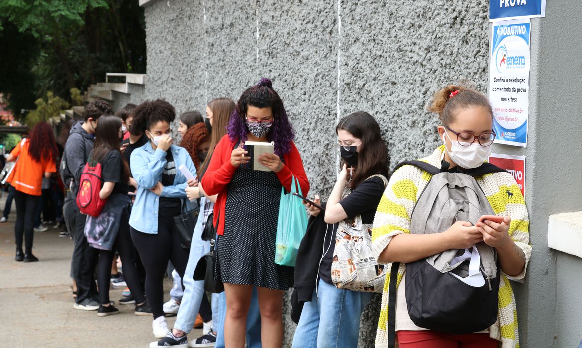 São Paulo - Estudantes esperam a abertura dos portões no primeiro dia de provas do Exame Nacional do Ensino Médio - Enem, na Universidade Presbiteriana Mackenzie. Expo CIEE Virtual abrirá vagas