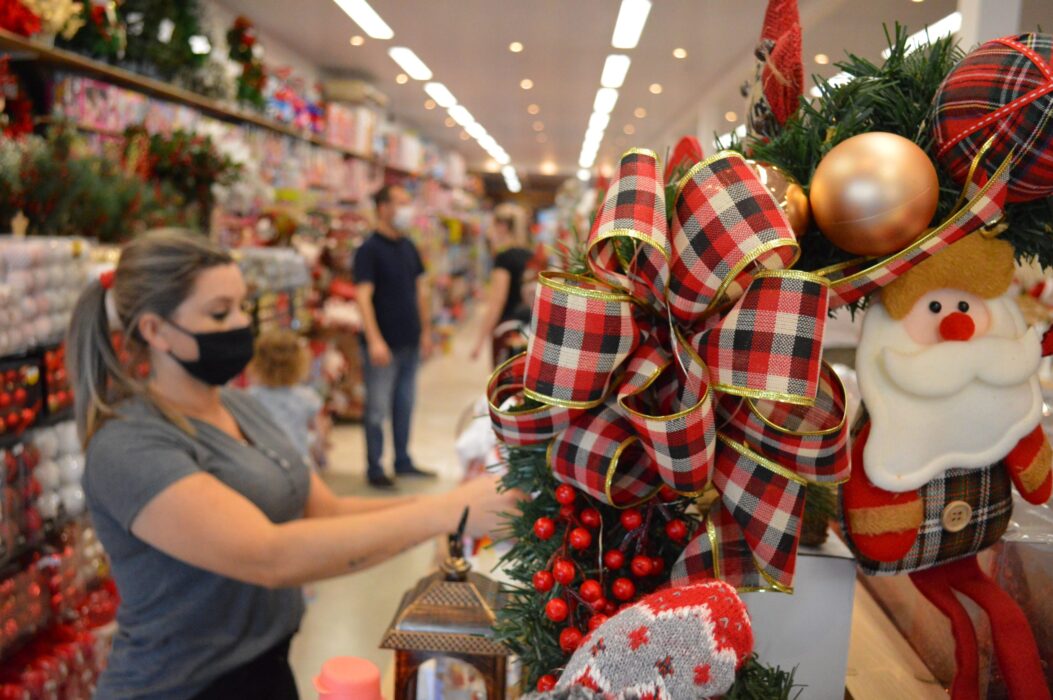 Foto de loja e consumidora comprando artigos de Natal. pesquisa ACI/Unitau revela que 58% das lojas de São José devem contratar mão de obra temporária neste final de ano