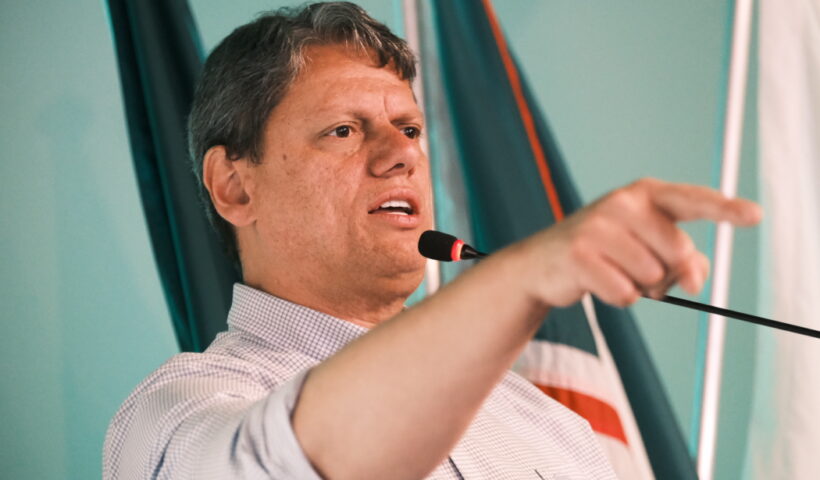 Foto de Tarcísio de Freitas que visita Campos do Jordão e fala de turismo e geração de empregos