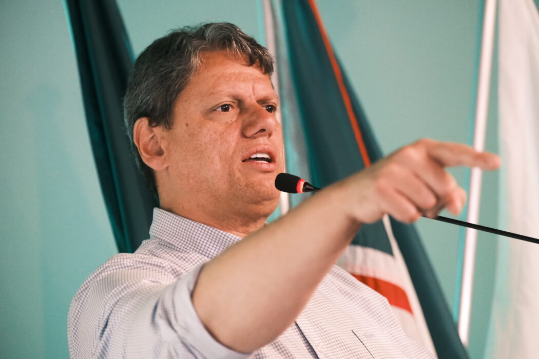 Foto de Tarcísio de Freitas que visita Campos do Jordão e fala de turismo e geração de empregos