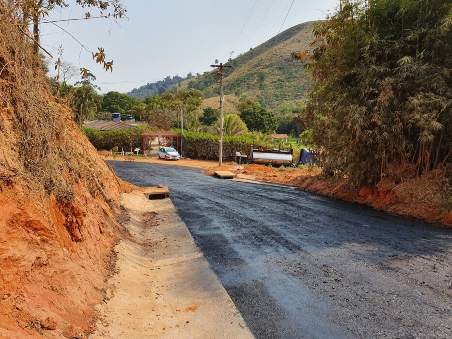 Foto da estrada do Jaguari em fase de obras de pavimentação. Trecho será interditado nesta quarta-feira para obras