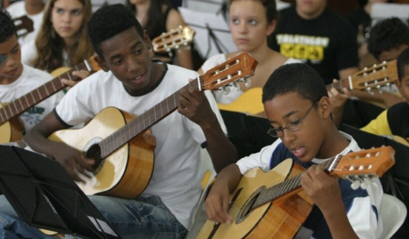 Alunos tocando violão no Projeto Guri. São José ainda tem 1.239 vagas disponíveis para alunos da cidade