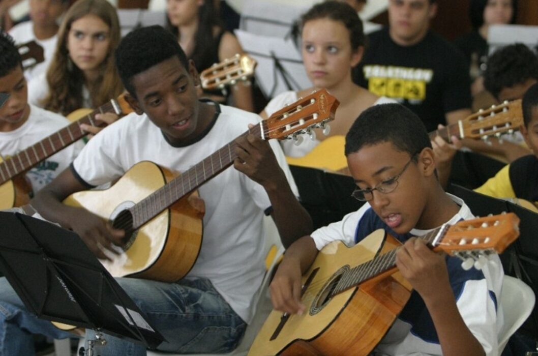 Alunos tocando violão no Projeto Guri. São José ainda tem vagas disponíveis para alunos da cidade