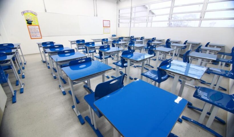 Só 5% dos estudantes terminam o Ensino Médio na rede pública sabendo matemática - sala de aula