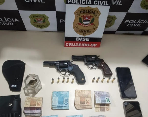 DISE de Cruzeiro prende um homem e apreende 2 revólveres, munições e droga em Cruzeiro