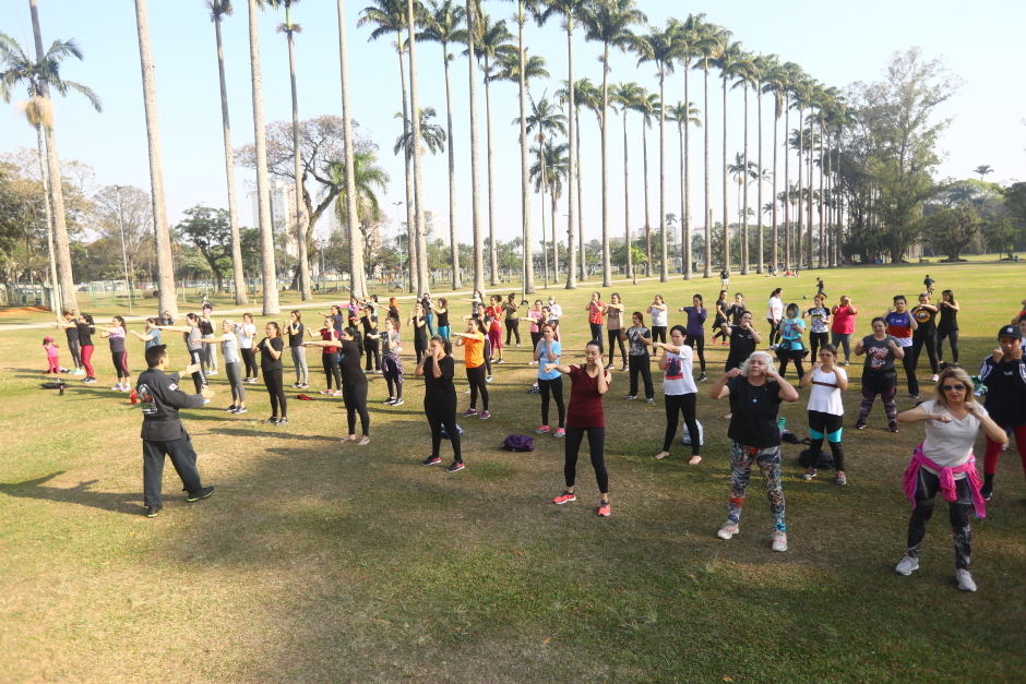 Publico feminino reunido no parque da cidade de sjc para a aula inaugural de defesa pessoal para mulheres