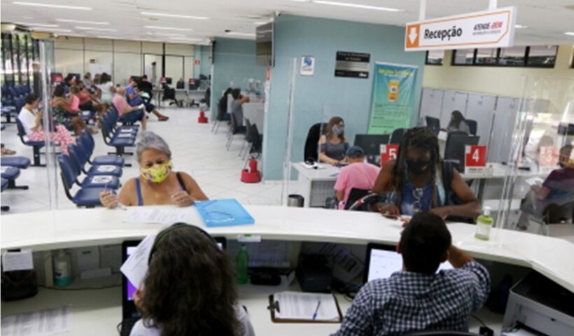 Moradores de Jacareí sendo atendidos no AtendeBem, para lembrar que prazo de isenção do IPTU em Jacareí termina no final de setembro de 2022