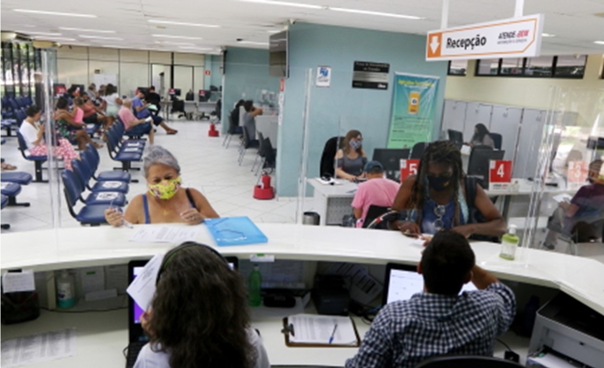 Moradores de Jacareí sendo atendidos no AtendeBem, para lembrar que prazo de isenção do IPTU em Jacareí termina no final de setembro de 2022