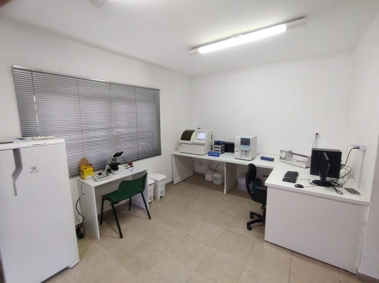 Sala com equipamentos do novo Laboratório de Análises Clínicas do Hospital Público Veterinário de Taubaté