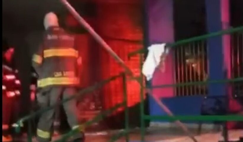 Bombeiros apagam fogo em comitê de campanha. ataque a comitê de campanha teria sido feito com coquetéis molotov