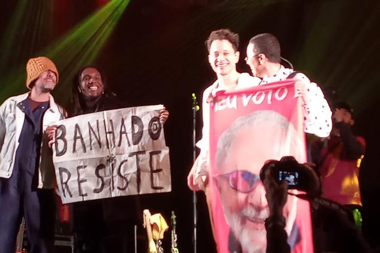 Maria Gadú segurando cartaz de Lula em ato com financiamento público em São José dos Campos