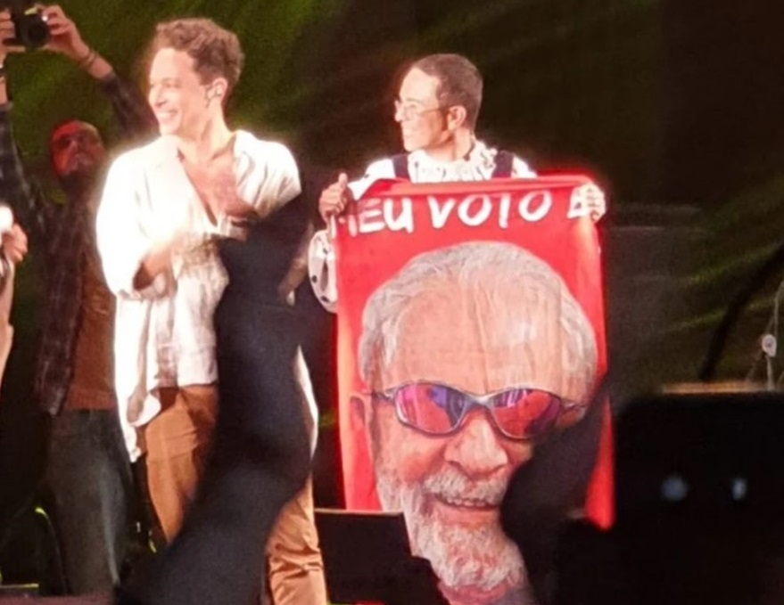 Maria Gadú segurando cartaz de Lula em ato com financiamento público em São José dos Campos