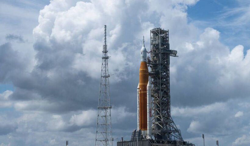 Foto do foguete que levará missão Artemis à Lua. Nasa adia novamente o lançamento