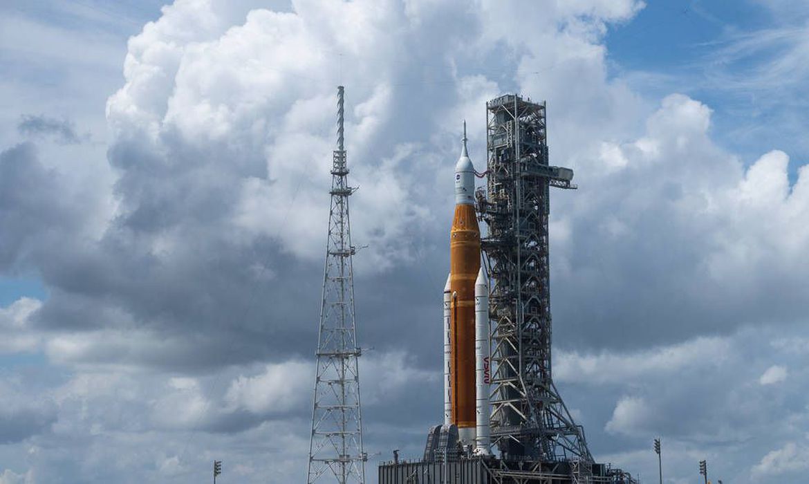 Foto do foguete que levará missão Artemis à Lua. Nasa adia novamente o lançamento