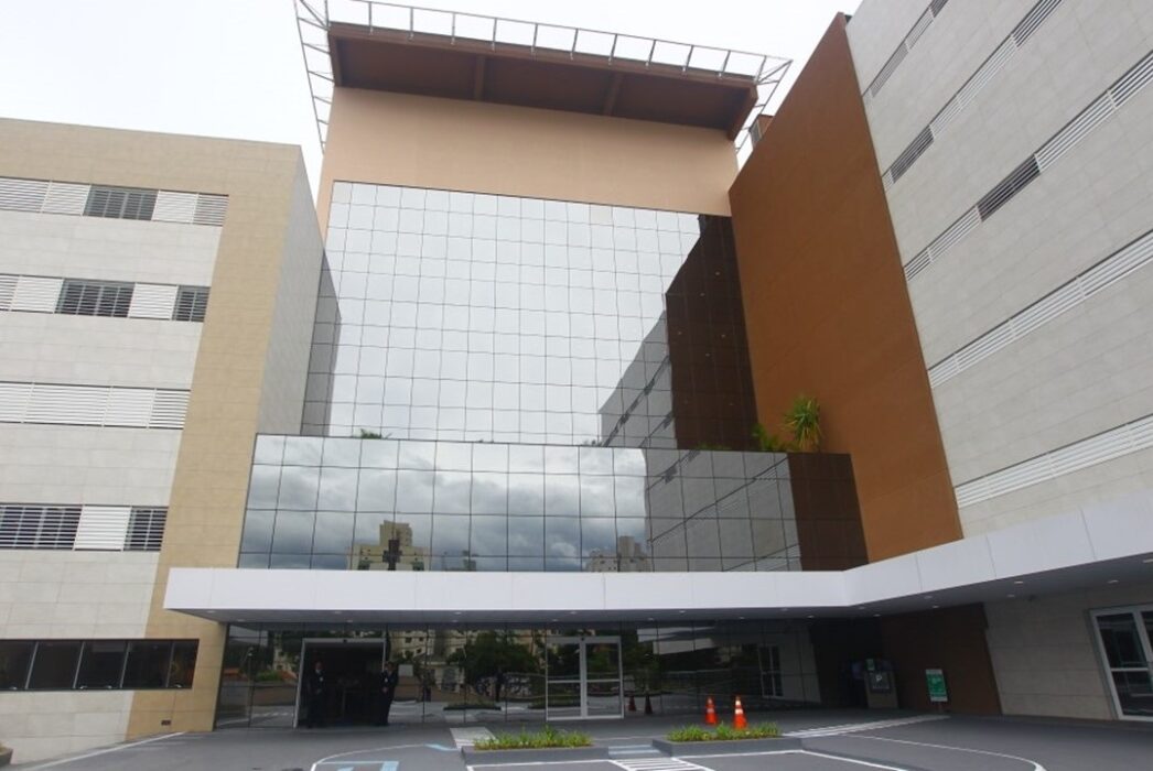 fachada do hospital regional de sao jose dos campos, marrrom claro, com vidros, que abrirá vagas para pcd