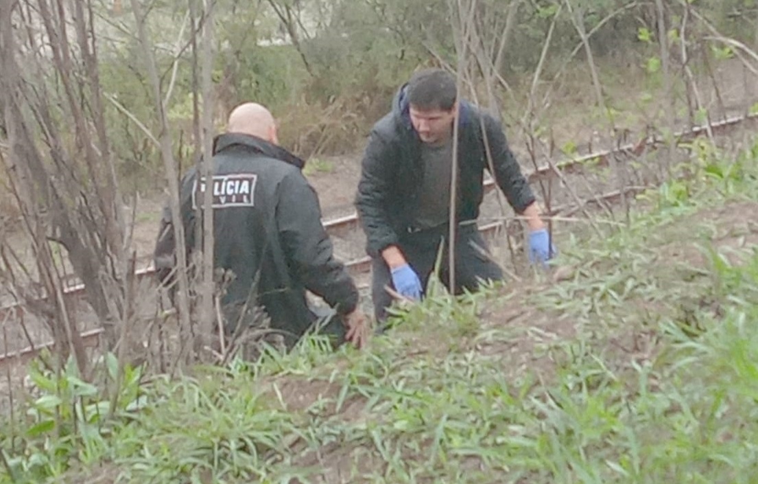 policiais civis intesgigam ossada humana encontrada em Cruzeiro