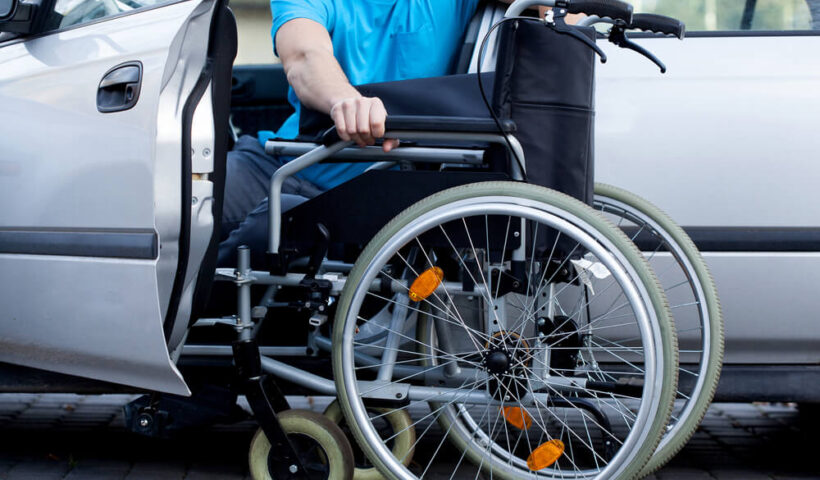 Foto de motorista PCD saindo de veículo adaptado para utilizar cadeira de rodas. Governo de SP assina decreto que permite que proprietários utilizem laudos de anos anteriores pra isenção de IPVA-PCD